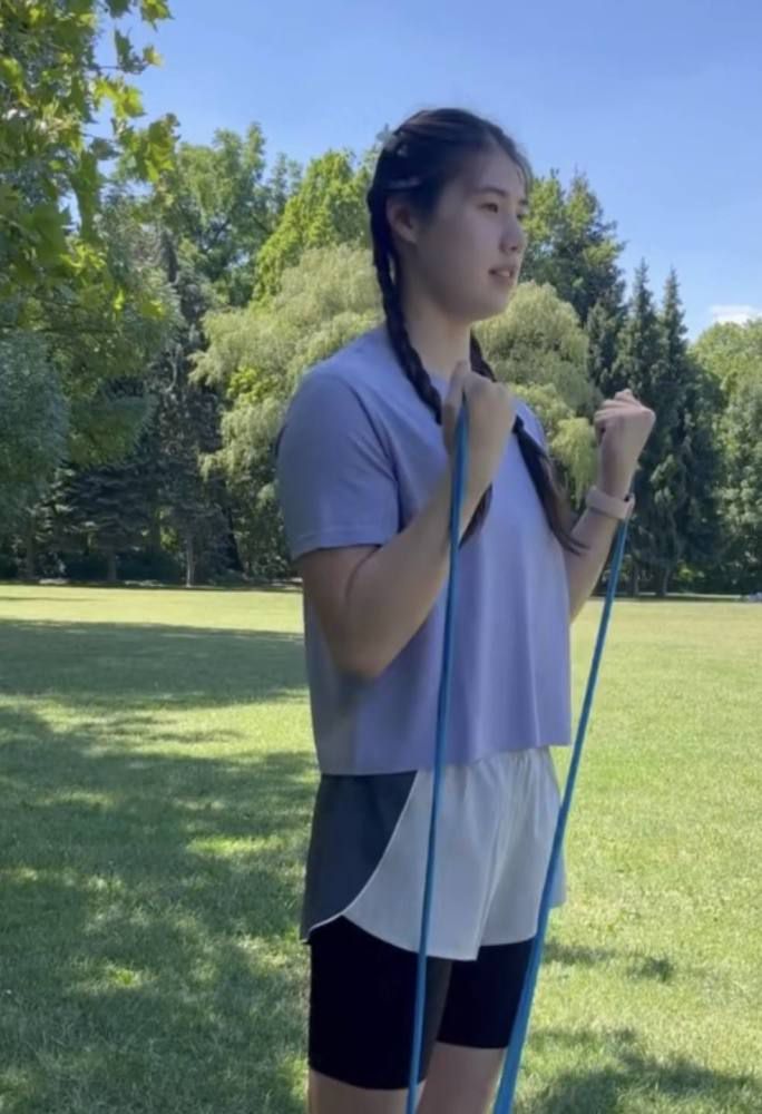 一只母鸡在公鸡群中挺拔夺目，不是它高，而是公鸡都太矮，它同样成不了鹤。
